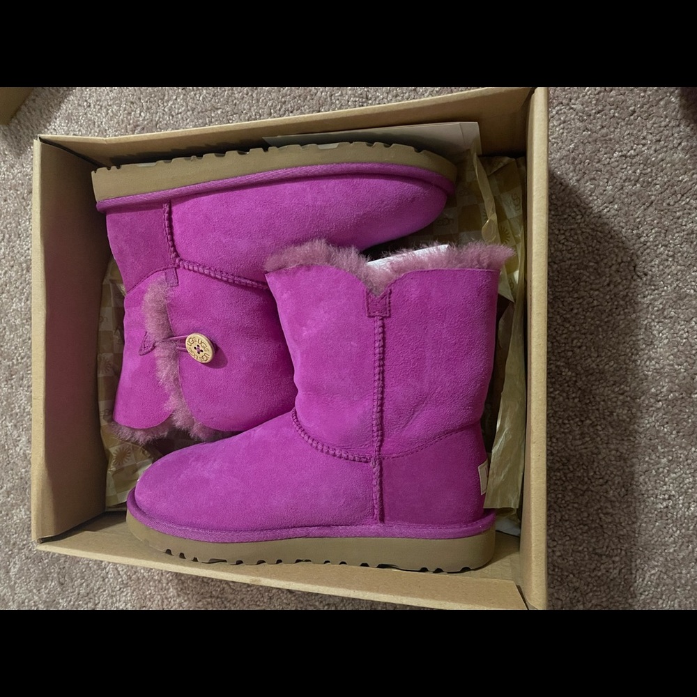 Cute k Bailey button Ugg’s size 5 fits women’s size 7/ 7.5